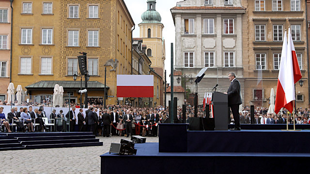 Komorowski dziękuje Wałęsie i wspiera Ukrainę. "Nie ma wolności bez solidarności"