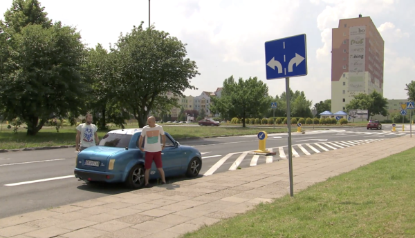 Progi zwalniające na rondzie i latarnie świecące do rowu
